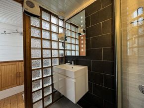 Head/Bathroom II