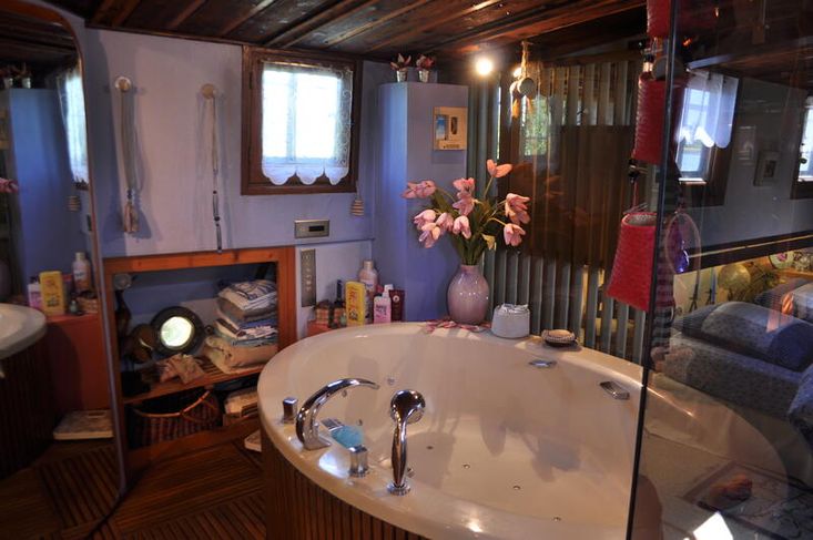 Charming well maintained 26m Luxe Motor fully converted ready to go