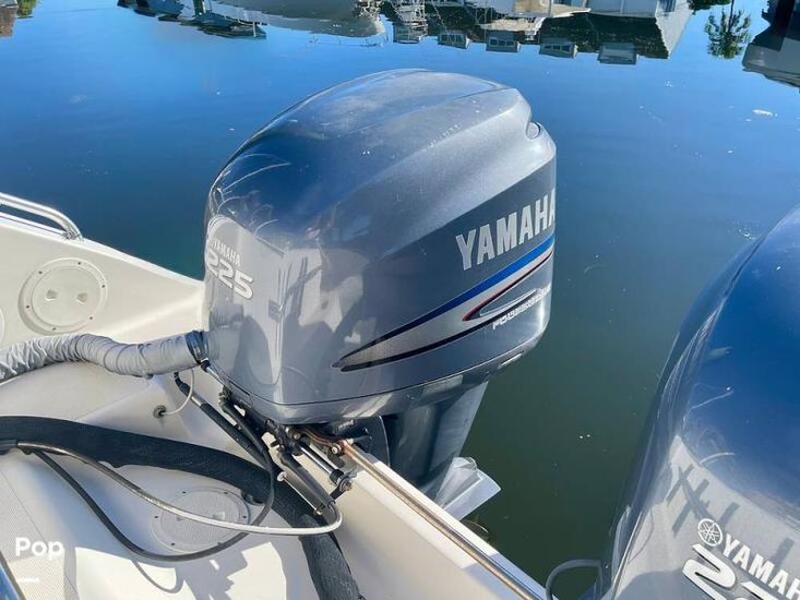 2003 Pursuit 3070 offshore