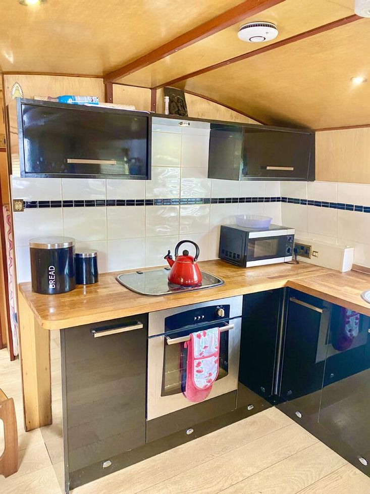 57ft x 10ft Wide Beam houseboat