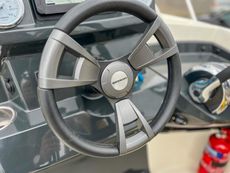 Quicksilver 555 activ cabin
