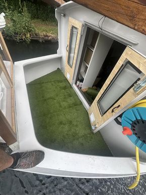 Soft green artificial turf adds confort and caracter to bow deck.