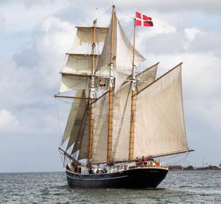 Classic Tall ship 3-mast Gaff Schooner
