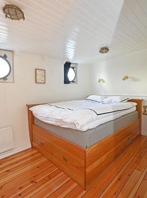 Four dubble cabins below dining area