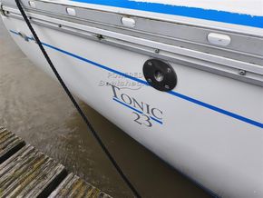 Jeanneau Tonic 23  - Hull Close Up