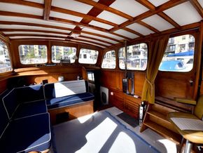 Motor Cruiser 40ft with London Mooring - Saloon