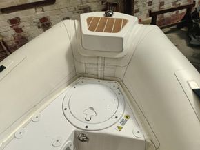 Sur Marine ST330  - Foredeck
