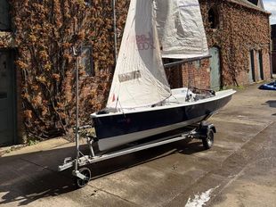 Laser 2000 ready to sail.