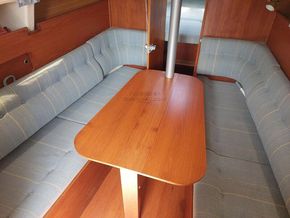 Hunter Horizon 30 Bilge Keel - Saloon Table