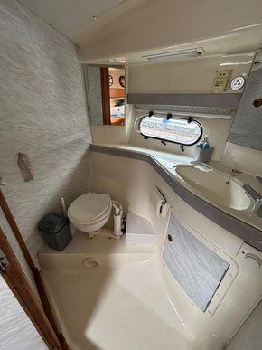 Bow cabin ensuite