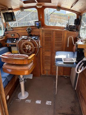 Wheelhouse helm & passenger seat 