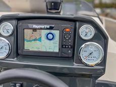 Quicksilver 555 activ cabin