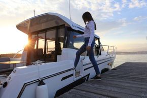 Jeanneau Merry Fisher 1095 - cockpit side gate for easy access to pontoons