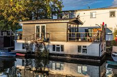 Idyllic Spacious Houseboat &ndash; Swan Island &ndash; Full Residential Mooring