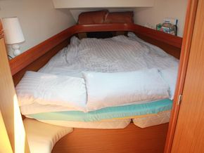Jeanneau Sun Odyssey 42i  - Forward Cabin