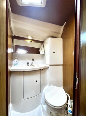 Forward cabin en-suite