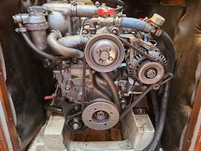 Hunter Legend 306  - Engine