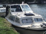 River cruiser motor boat