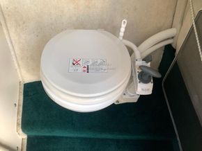 Sea Ray 215 Express Cruiser  - Heads