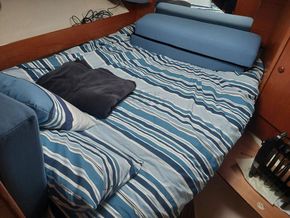 Jeanneau Merry Fisher 925 Flybridge  - Forward Cabin