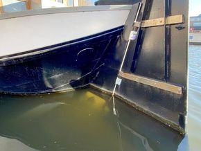 Dutch Barge 17m with London mooring  - Hull Close Up