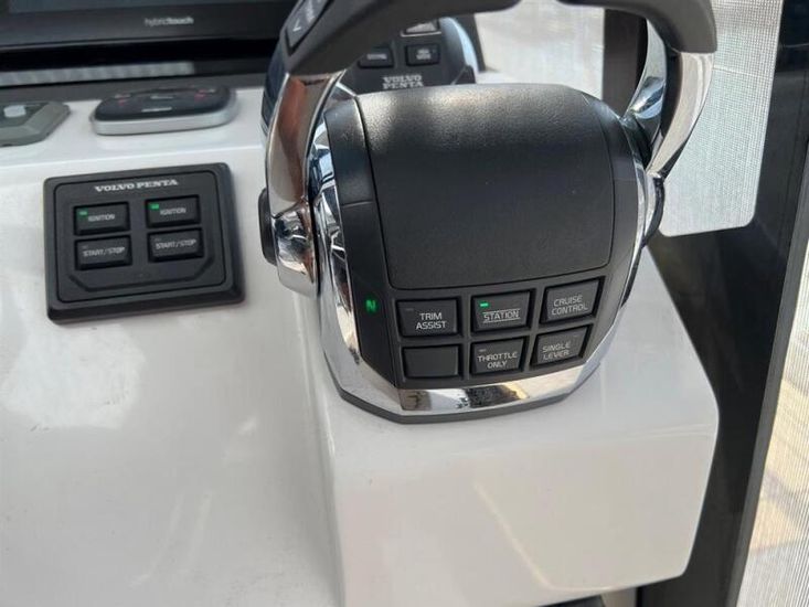 2018 Sealine C330