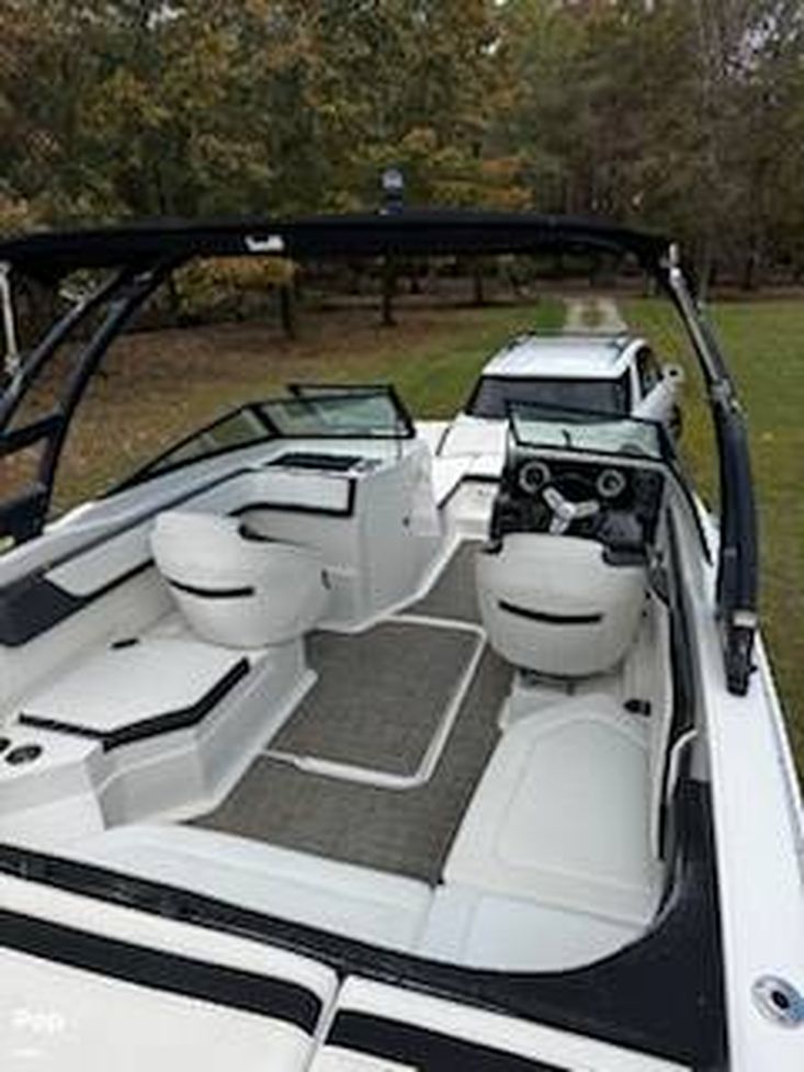 2018 Sea Ray 210 spx