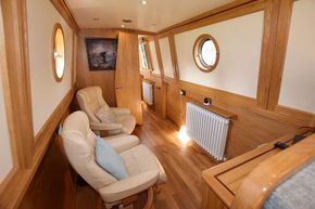Saloon forward