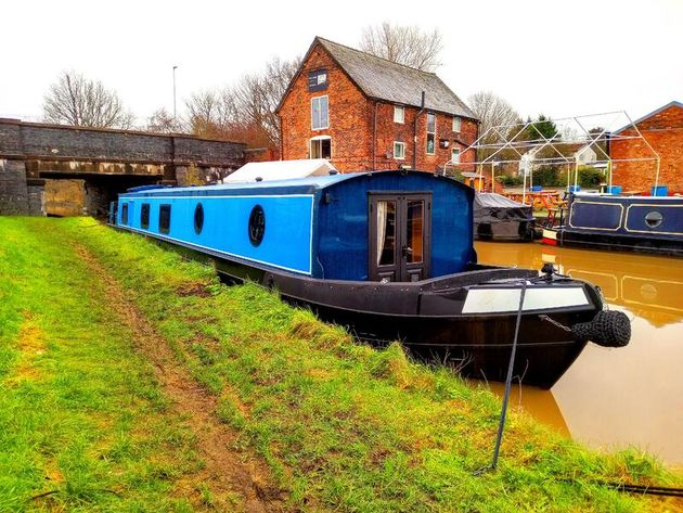 C'est La Vie - 60' x 9' Pioneer Slimline Widebeam