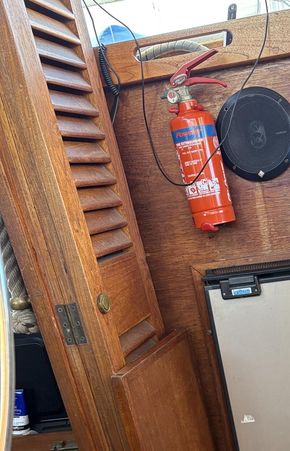 Wheelhouse forward powder extinguisher 