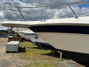 Sea Ray 270 Sundancer Sports Cruiser - Bow