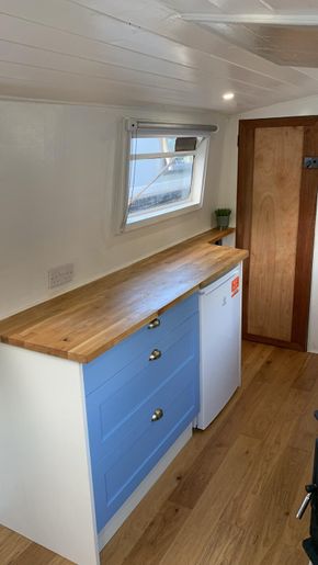 Starboard kitchen with drawer unit and fridge