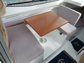 Jeanneau Merry Fisher 695  - Saloon Table