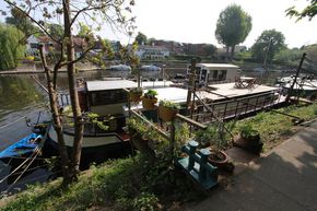 Barge on stunning Thames mooring