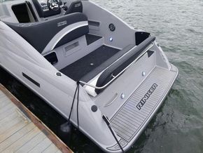 Rinker Fiesta Vee 266  - Stern