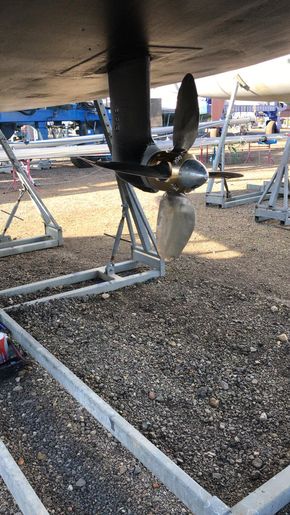 Feathering propeller