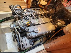 Hunter 426 DS  - Engine
