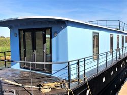 Magnificent 4 double bedroom house boat