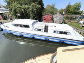 Connoisseur 1370 Large centre cockpit 3 double cruiser - Exterior