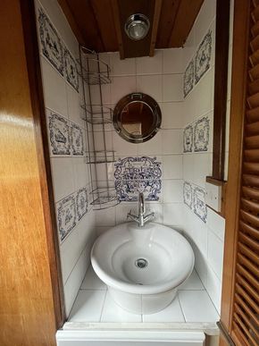 Attractive  basin interesting tiled area.