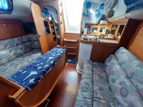 Parker Lift-Keel Yachts 335  - Saloon