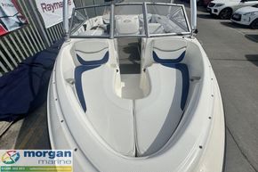 Bayliner 175 - walk through windscreen