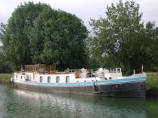 Beautiful 25m Luxe Motor recent conversion