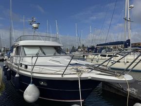 Nimbus 380 Commander  - Bow