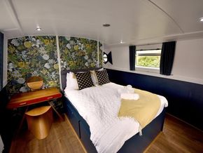 Viking Wide Beam 70ft with Windsor mooring  - Cabin 