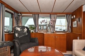 Salon main deck