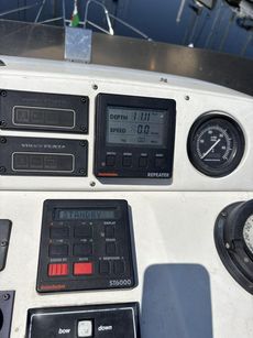 Sealine F33   