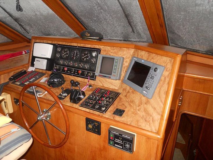 1991 Vantare Cockpit MotorYacht