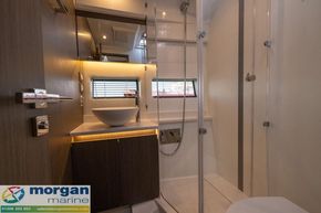 Jeanneau Merry Fisher 1295 Flybridge - toilet compartment with shower
