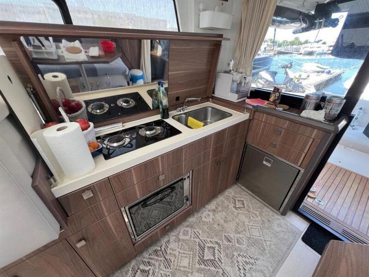 2018 Sealine C330